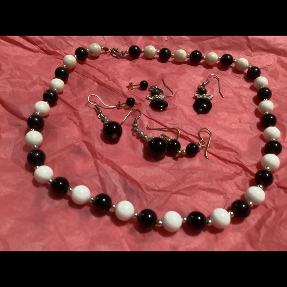 🌹Beautiful~Black/White~Necklace~Set ~Polka-Dot 🌹 - Picture 6 of 6